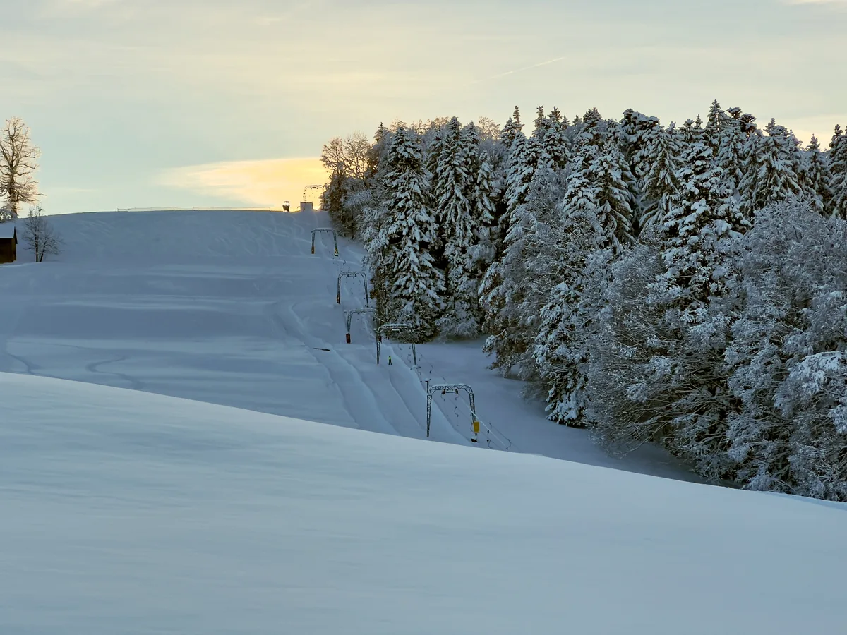 Man sieht eine verschneite Winterlandschaft.